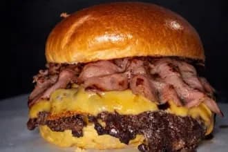 Smash Classic con doble carne, cheddar y bacon